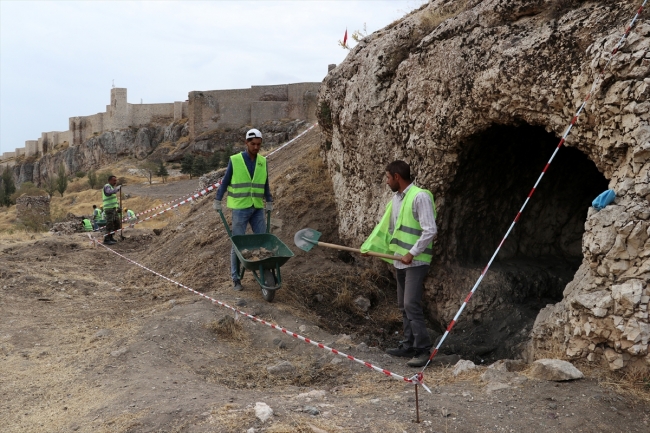 Harput'ta Urartu ve Roma dönemlerine ait 5 kaya mezarı bulundu